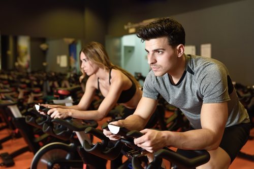 Ropa transpirable, mallas y zapatillas cómodas, el conjunto imprescindible para practicar spinning.