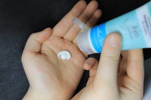 La industria cosmética ya ha sacado numerosas cremas y sérum para erradicar los daños de la luz azul sobre la piel.