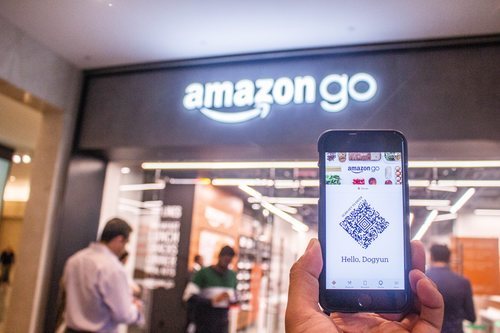 En la tienda de Amazon Go necesitamos iniciar sesión en nuestra cuenta para que los sensores lean nuestro código QR y nos reconozcan.